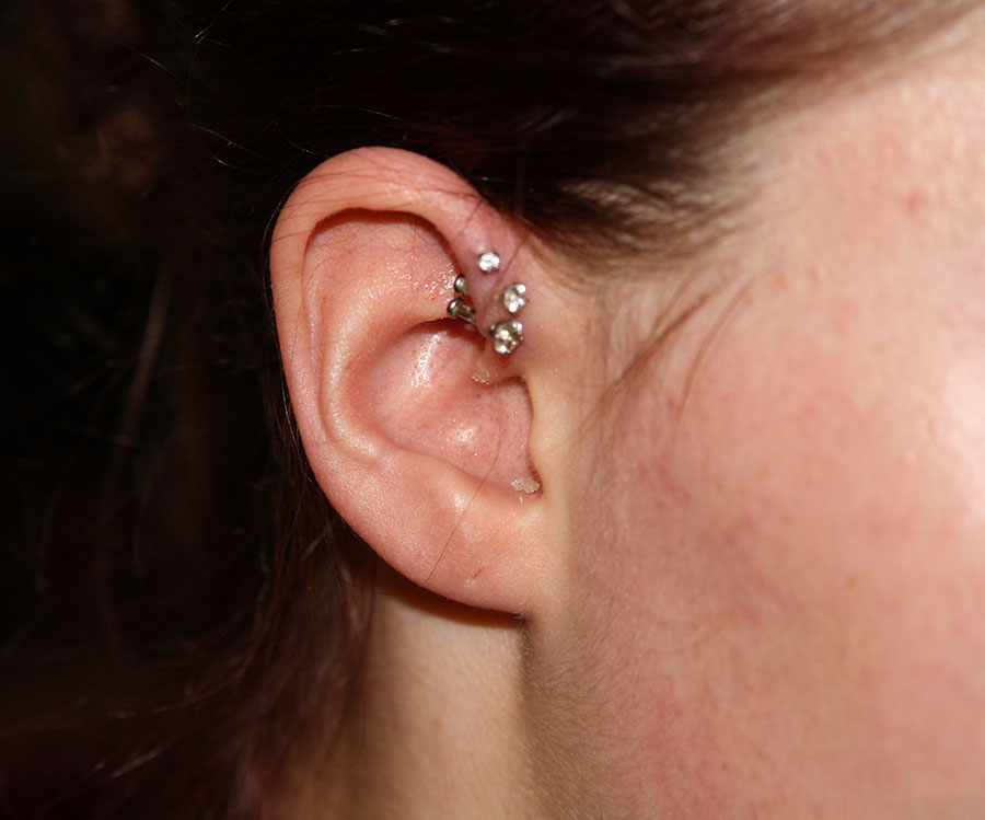 Junior+Avery+Cummings+shows+off+her+new+triple+forward+helix+piercing.