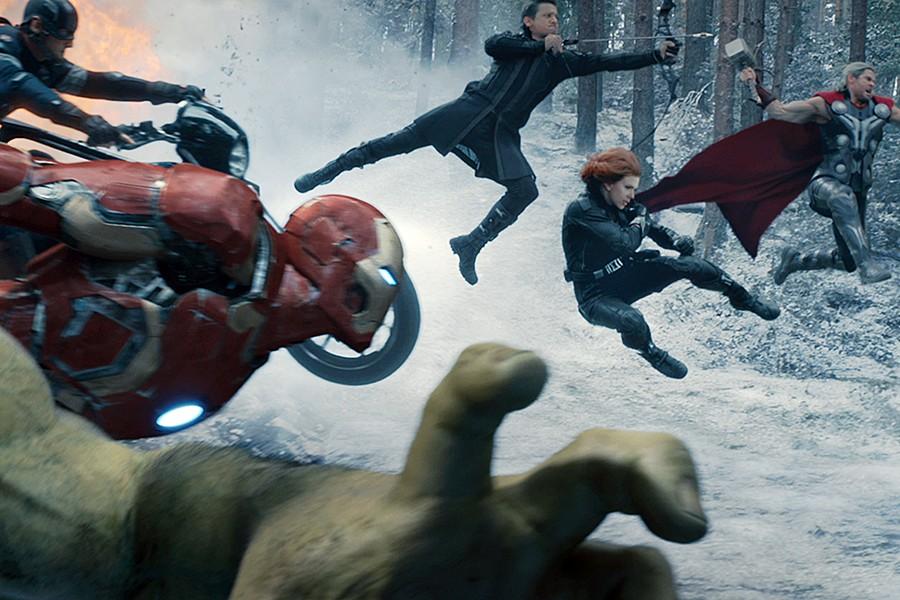Hulk (Mark Ruffalo), Captain America (Chris Evans), Iron Man (Robert Downey Jr.), Hawkeye (Jeremy Renner), Black Widow (Scarlett Johansson), and Thor (Chris Hemsworth) in Avengers: Age of Ultron. 