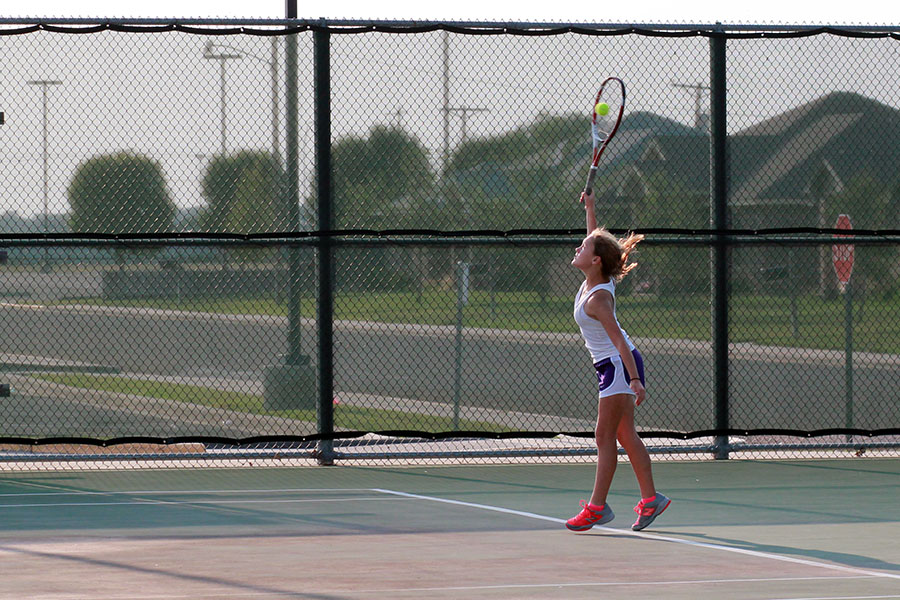 Canyon+Lady+Eagle+tennis+team+practices+before+an+upcoming+match.