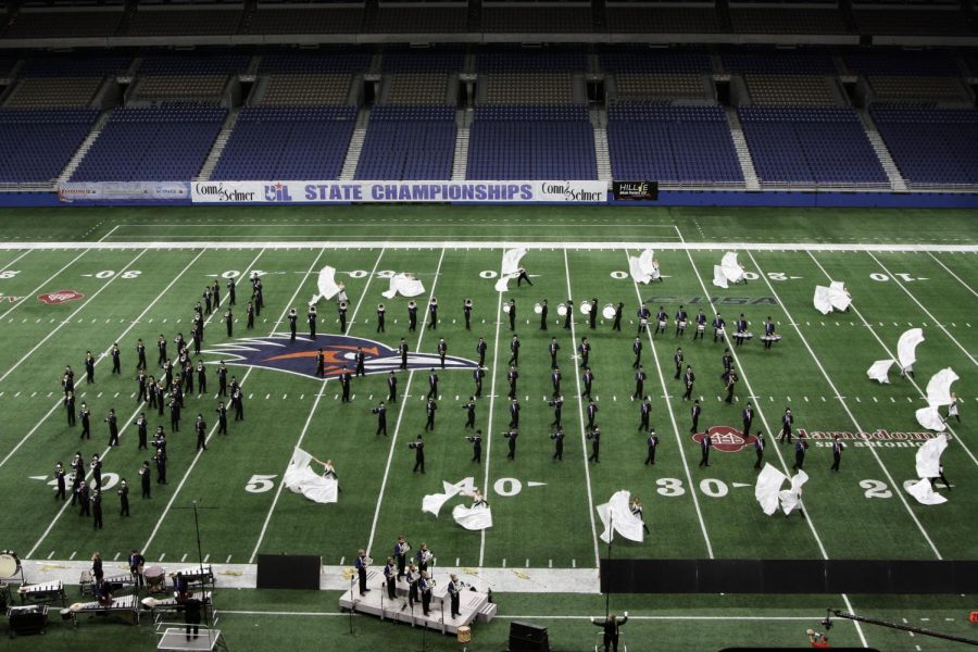 The band creates a treble clef and staff across the field during the ballad. 