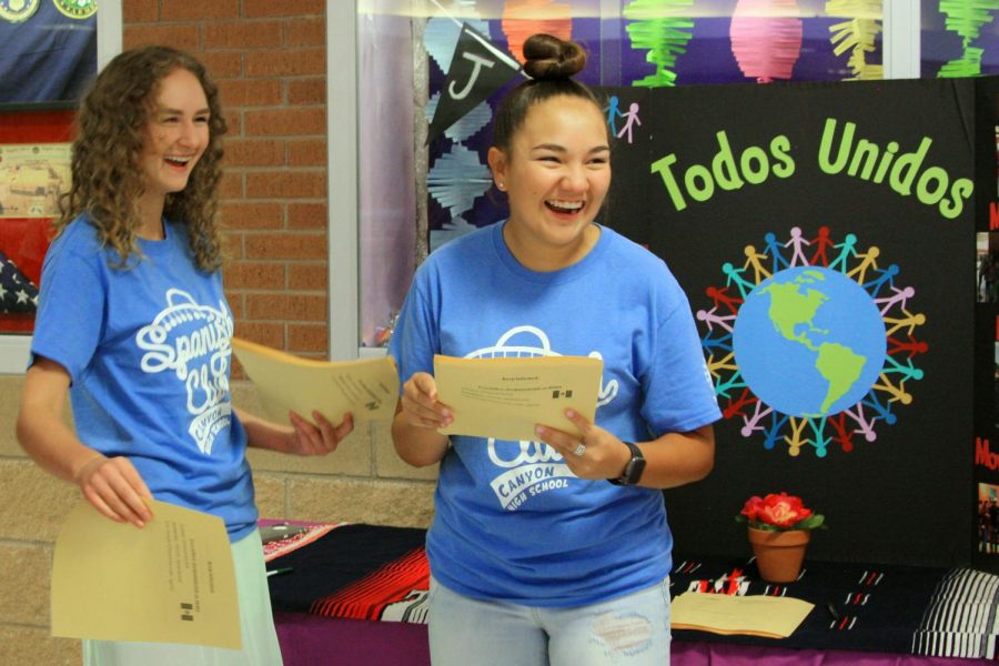 Spanish Club Publicist Madeline Shadduck and Vice President Chloe Balderaz hand out promotional flyers during a club fair.