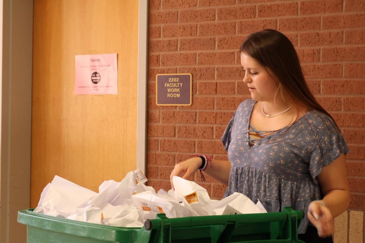 Senior+Riley+Upshaw+collects+paper+from+classrooms+to+recycle+for+Key+Club.