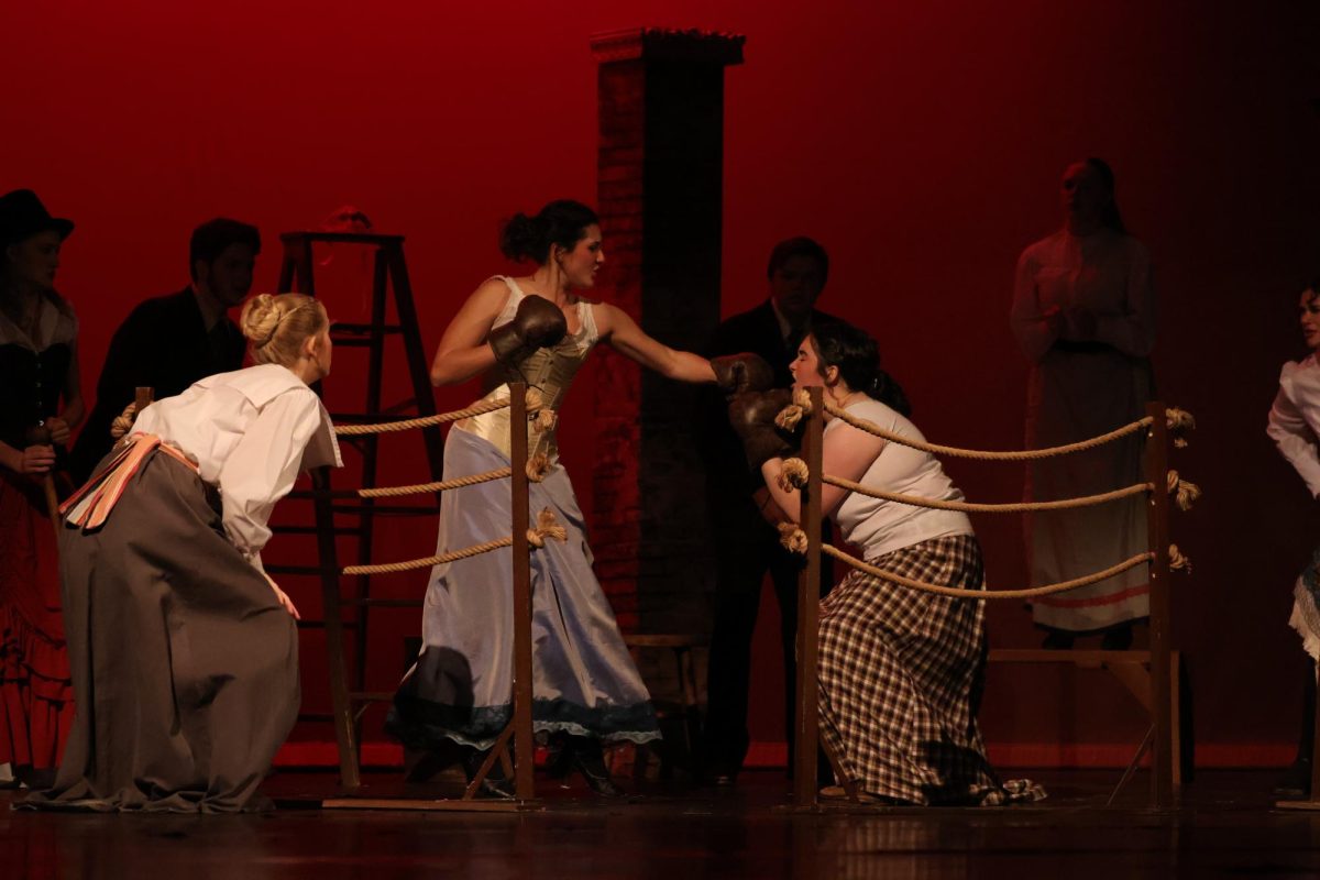 After hearing about Polly’s pregnancy, Violet and Polly perform a choreographed fight in order to keep the baby safe and to split the prize money.